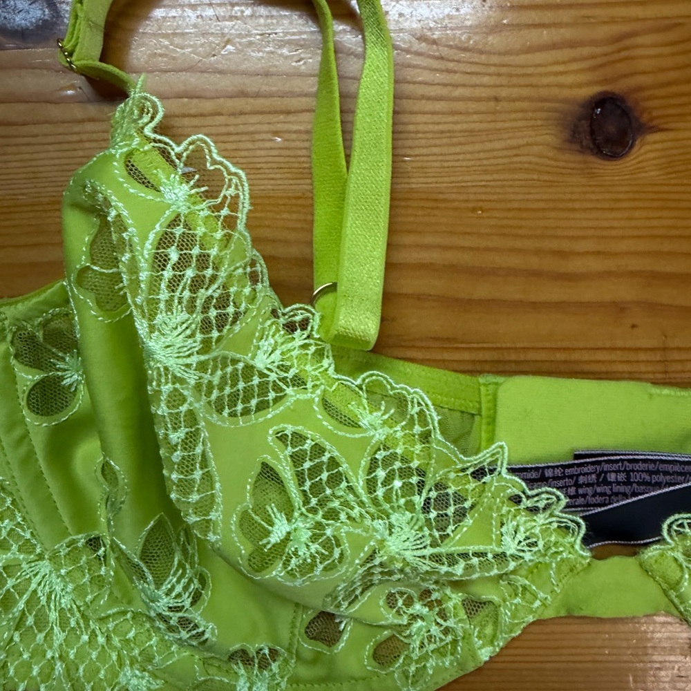 NWT Victoria’s Secret Very Sexy Fishnet Lace Peekaboo Low-Cut Demi Bra limelight - Picture 4 of 7